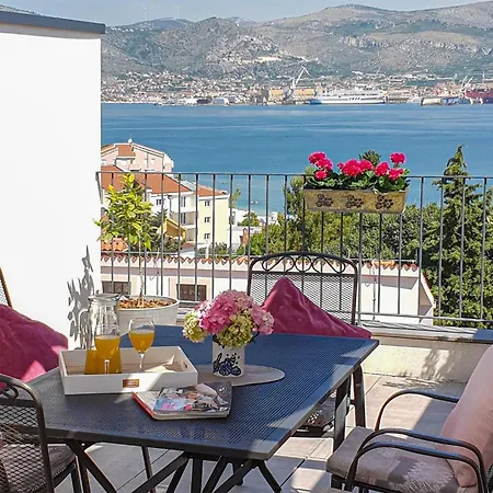 Gorgeous In Okrug Gornji With Wifi *